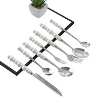 Cuillère en acier inoxydable avec finition miroir, design minimaliste moderne, modèle de vaisselle perlée