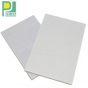 <span class=keywords><strong>Dalle</strong></span> <span class=keywords><strong>de</strong></span> <span class=keywords><strong>plafond</strong></span> en <span class=keywords><strong>PVC</strong></span> légère au design moderne, résistante à l'humidité et perforée pour l'insonorisation des pièces et des bureaux - Product Image 3