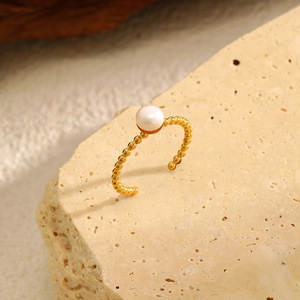 Großhandel 18k PVD Chirurgischer 316L Edelstahl mit Imitationsperle Offener Ring Zarter Schmuck für Frauen - Product Image 5