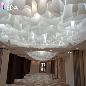 Decoración de Techo Colgante Ondulado de Papel Texturizado Francés Personalizado LEDA, Techo Curvo Blanco para Bodas, Salones de Banquetes, Vestíbulos de Hoteles - Product Image 1