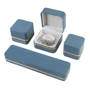 Caja de Joyería Rectangular Moderna de Terciopelo al por Mayor con Cierre de Hebilla, Logotipo Personalizado y Ribete Dorado para Anillos y Collares - Product Image 5