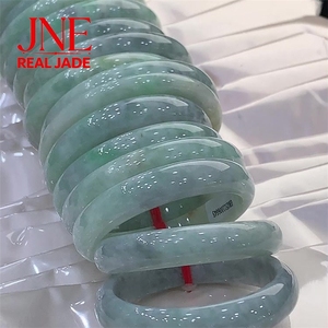 Bracciale in <span class=keywords><strong>Giada</strong></span> <span class=keywords><strong>Naturale</strong></span> di Myanmar di Tipo A, Lavorazione Squisita Senza Crepe, <span class=keywords><strong>Colore</strong></span> Primaverile, Vendita all'Ingrosso, Regalo per la Festa <span class=keywords><strong>della</strong></span> Mamma - Product Image 2