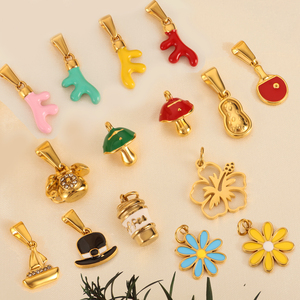 Mini Chic |   Ciondoli <span class=keywords><strong>in</strong></span> Acciaio Inossidabile Placcato Oro PVD 18K con Smalto |   Portafoglio impermeabile a forma di ferro di cavallo, per fotocamera, occhiali da sole, passaporto e cuore - Product Image 6