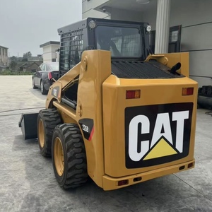 Chargeuse compacte sur pneus Caterpillar 226B3 d'occasion, 2,64 tonnes, pour travaux agricoles et municipaux - Product Image 5