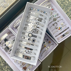 Conjunto de 12 Pulseiras de Moda em Aço Inoxidável com Revestimento em Prata PVD para Mulheres, Caixa de Presente com Figuras Aleatórias - Product Image 4