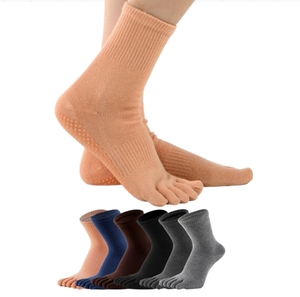 Ventas al por mayor <span class=keywords><strong>calcetines</strong></span> deportivos personalizados hombres <span class=keywords><strong>5</strong></span>-toe Full Toe Yoga Pilates <span class=keywords><strong>calcetines</strong></span> de alta calidad antideslizante Pilates interior suelo Fitness - Product Image 1