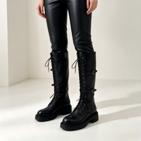 Bottes de combat montantes noires en cuir de vachette souple pour femme avec boucles multi-métalliques et lacets, talon bloc épais - Automne/Hiver, faible MOQ