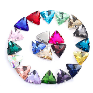 Diamants en verre triangulaires de 18 mm en gros pour vêtements, sacs, chaussures, accessoires, semelles dorées, diamants à coudre à la main avec trous - Product Image 1