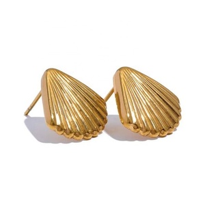 Nouvelle mode 2024, boucles d'oreilles en forme de coquille, élégantes, pour femmes, plaquées or 18 carats, en acier inoxydable hypoallergénique - Product Image 6