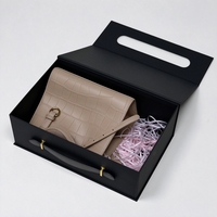 Boîte cadeau de style valise noire, boîte d'emballage en carton rigide avec poignée pour femmes, sac à main en cuir de luxe OEM ODM