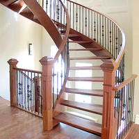 Escalier intérieur courbé au design artistique, avec verre trempé/fer forgé/garde-corps en câble, marches en marbre ou en bois, pour villa