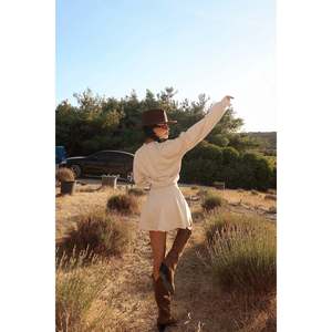 Conjunto Deportivo Beige Torque, Shorts y Falda, Ropa Deportiva Cómoda y Elegante - Product Image 1