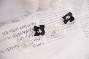 Boucles d'oreilles pendantes en argent style bohème français, motif fleur noire émaillée, petites fleurs, bijoux de mode - Product Image 3