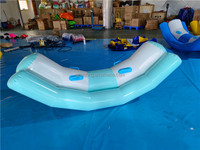 Balançoire aquatique gonflable amusante et bon marché pour enfants, balançoire aquatique gonflable pour parc aquatique