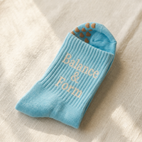 Chaussettes de yoga antidérapantes personnalisées à bord festonné avec impression de texte, chaussettes de studio de Pilates pour femmes, chaussettes à grip