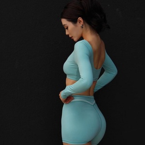 เสื้อฟิตเนสผู้หญิงไซส์พลัสแบบกลับด้านได้ เซ็กซี่เว้าแหวก ชุดออกกำลังกายแบบครอปท็อป แขนยาวเข้ารูป ชุดเซ็ต 2 ชิ้น - Product Image 5