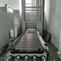 Ascenseur vertical à quatre colonnes et à un bras, sur mesure, avec convoyeur à rouleaux pour le transport de marchandises entre les étages d'entrepôt