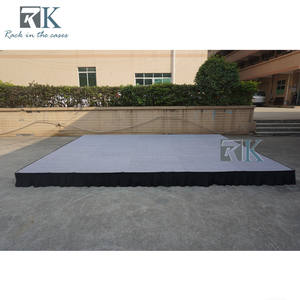 Plateforme de conférence pliable avec finition moquettée grise pour scène et présentation - Product Image 3