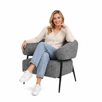 Fauteuil d'appoint moderne en tweed sel et poivre avec pieds en métal noir, chaise rembourrée à dossier flottant pour salon