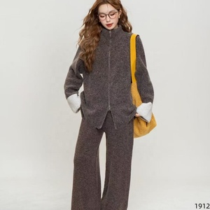 Bộ đồ nữ hai mảnh dệt kim dáng rộng, áo cardigan cổ cao khóa kéo tay áo phối màu và quần ống rộng, chất liệu len pha mềm mại - Product Image 2