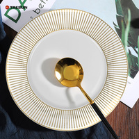 Bone China motif en relief classique doré bordé haute qualité apéritif plat assiettes ensembles pour mariage