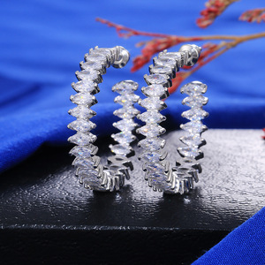 Orecchini a Cerchio Grandi e Rotondi per Donne, Orecchini Minimalisti Scintillanti, Gioielli per Orecchie alla Moda per Uso Quotidiano - Product Image 1