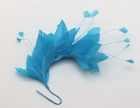 Fournitures de chapellerie : Base en sinamay pour décoration de chapeaux, support de fleurs en plumes de gans rayées avec accessoire en fil métallique