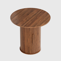 Table à manger ronde Japandi avec base cannelée et piétement de rangement, en bois de noyer, vente en gros pour importateurs, OEM ODM