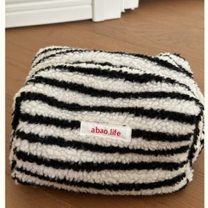 Bolsa de maquillaje personalizada a la moda, bolsa de cosméticos de lana de cordero con múltiples rayas, bolsa de invierno, etiqueta lavable, algodón suave para el hogar - Product Image 1