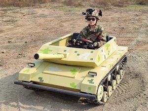 Mini tanque RC eléctrico de alta calidad, vehículo de entretenimiento de terreno fresco - Product Image 3