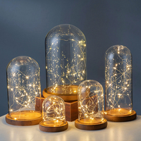 Dôme d'affichage en verre borosilicaté fait main de différentes tailles avec socle en bois et dôme en verre pour décoration
