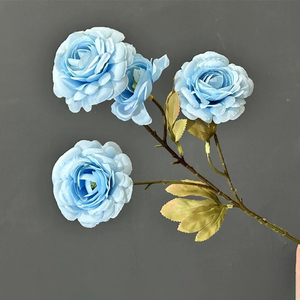 ดอกไม้ผ้าไหม Ranunculus สีฟ้าที่สมจริงสำหรับช่อดอกไม้เจ้าสาวดอกไม้เทียมสีฟ้าสำหรับฉากหลังสตูดิโอถ่ายภาพ