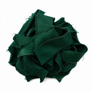 Chutes de tissu vert Dargah d'occasion, orientées vers l'exportation, en gabardine / Gada, matériaux recyclés provenant du Bangladesh - Product Image 1