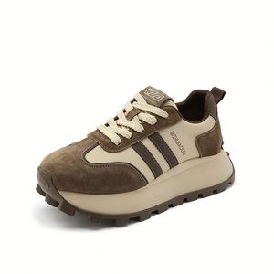 Chaussures de sport pour femmes de haute qualité avec logo personnalisé, chaussures de sport décontractées simples et personnalisables - Product Image 1