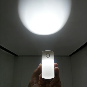 Luz Nocturna con Sensor de Movimiento y Cambio de Color RGB, Enchufe Plegable y Función de Linterna - Product Image 3