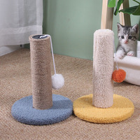 Arbre à chat minimaliste avec poteaux à gratter en sisal naturel et niche en peluche douce, meuble stable et robuste