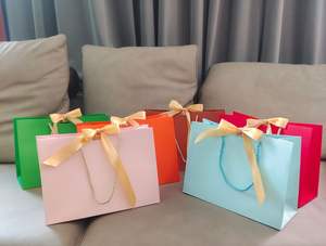 Sacs cadeaux personnalisables en carton recyclé écologique avec ruban pour produits de soin de la peau, logo personnalisé - Product Image 4