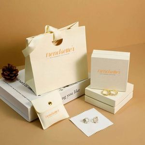 Sacs en papier personnalisés pour vêtements, bijoux de luxe et emballages cadeaux, avec logo sur mesure - Product Image 1