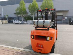 Carretilla elevadora con motor Nissan FL 40, capacidad de 4 toneladas con cabina certificada CE para uso en planta de fabricación - Product Image 5