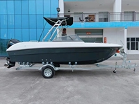 Bateau en FRP noir et blanc de 21 pieds pour 8 personnes, système de direction hydraulique, pare-brise, yacht de vitesse côtier avec évier pour se laver les mains