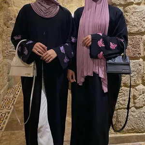 Abaya aperta nera semplice personalizzata con manica ricamata a farfalla