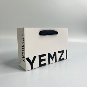 Bolsa de regalo de papel blanco personalizada con asa de cinta de satén negra, bolsa de papel de compras de lujo con logo impreso para empaque de cosméticos - Product Image 3