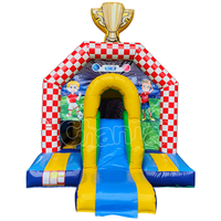 Château gonflable combiné avec toboggan et parcours d'obstacles
