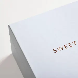 Wowbo 독점 로고가있는 케이크 캔디 초콜릿 디저트를위한 고품질 기능적 미적으로 혁신적인 세련된 판지 상자