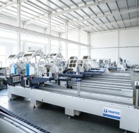 Sierra de corte de perfil de aluminio de doble cabezal integrada de precisión CNC con hoja de 550 mm para muros cortina y ventanas