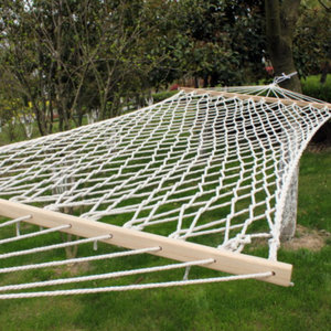 Hamaca de malla para exteriores, de hilo de algodón, con palos de madera maciza, duradera, color beige, capacidad de carga de 120 kg, columpio de ocio para jardín y playa - Product Image 2