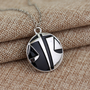 Collar con Colgante de Metal con el Símbolo de la Fracción Divergent Candor - Product Image 3