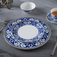 Assiette rétro bleue et blanche en porcelaine fine, service de vaisselle avec bord argenté pour la restauration en gros