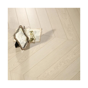 Suelo <span class=keywords><strong>Laminado</strong></span> OEM de Madera con Diseño de Espina de Pescado de 12 mm, Patrón Chevron, Textura EIR, Impermeable, para Villas <span class=keywords><strong>y</strong></span> Apartamentos de Lujo - Product Image 4