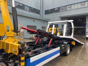 Camión grúa de plataforma plana ISUZU 4x2, camión de plataforma plana de 5T para transporte de vehículos, camión de recuperación en carretera con grúa de pluma plegable - Product Image 4